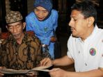 hamid-nabhan-kanan-saat-menunjukkan-rapornya-yang-diberi-nilai-5_20170723_204757.jpg