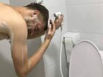 hamish-protes-shower-terlalu-rendah-dan-sulit-dipakai-keramas-unggahannya-viral_20181027_105716.jpg