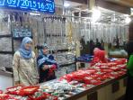 hani-penjual-batu-akik-di-pasar-rawa-bening_20150903_103546.jpg