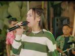 happy-asmara-dalam-video-klip-ngopi-maszeh.jpg