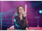 happy-asmara-saat-menyanyikan-lagu-melepas-lajang.jpg