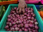harga-bawang-merah-naik-di-pasar-klojen-kota-malang_20240430_161323.jpg