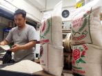 harga-beras-di-pasar-kosambi-bandung-naik_20230126_180502.jpg
