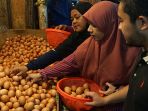 harga-telur-ayam-ras-dipasaran-masih-tinggi_20240505_191945.jpg