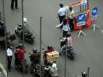 hari-pertama-psbb-surabaya-raya-bundaran-waru-macet_20200428_171631.jpg