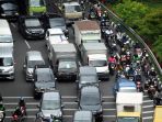 hari-pertama-psbb-surabaya-raya-bundaran-waru-macet_20200428_173127.jpg