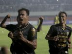 haris-tuharea-lakukan-selebrasi-usai-cetak-gol_20190201_105842.jpg