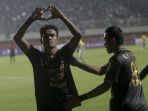haris-tuharea-lakukan-selebrasi-usai-cetak-gol_20190201_105915.jpg