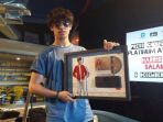 harris-j-saat-menerima-penghargaan-platinum-awards-warner-music-indonesia_20161206_190204.jpg