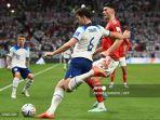 harry-maguire-saat-mencoba-menendang-di-laga-timnas-inggris-vs-wales-piala-dunia-2022.jpg