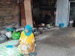 hartini-65-saat-duduk-di-kasur-yang-tidak-memiliki-dipan.jpg