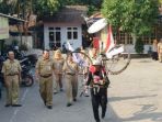 hartono-jalan-kaki-sambil-memanggul_20180813_210331.jpg