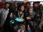 haru-selimuti-pelepasan-jenazah-korban-heli-jatuh_20160322_175042.jpg