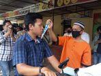 harun-saat-mempraktekkan-bagaimana-cara-dirinya-menghabisi-nyawa-arman.jpg