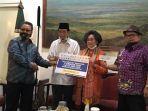 hasanuddin-saat-menyerahkan-bantuan.jpg