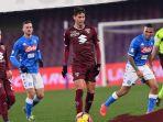 hasil-liga-italia-napoli-kian-tertinggal-gara-gara-rival-juventus.jpg