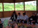 hasto-kristiyanto-mendengarkan-aspirasi-petani-padi-di-kampung.jpg