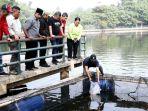 hasto-menebar-bibit-ikan-nih3.jpg