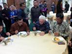 hatta-rajasa-makan-bakso_20141117_143110.jpg