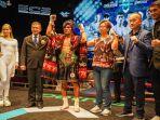 hebi-marapu-diapit-oleh-pengawas-pertandingan-wbc-asia.jpg