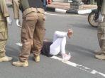 heboh-wanita-muda-tiduran-di-tengah-jalan-ternyata-sudah-sering-repotkan-petugas-karena-ulahnya.jpg