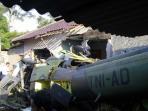 helikopter-milik-tni-ad-jatuh-di-kawasan-permukiman-penduduk_20160708_223957.jpg