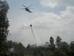 helikopter-waterbombong-di-muba.jpg