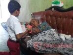 helmi-prayoga-kiri-merawat-neneknya-di-dusun-murong-timur-desa-mayangan_20180411_200923.jpg