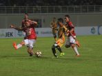hendra-adi-bayau-dihadang-2-pamain-bu_20170512_145920.jpg