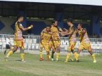 hendra-adi-bayauw-dkk-lakukan-selebrasi_20190903_093420.jpg