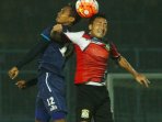 hendro-siswanto-berebut-bola-dengan-shohei-matsunaga_20160502_125618.jpg