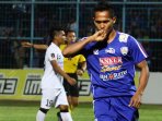 hendro-siswanto-lakukan-selebrasi-usai-cetak-gol_20150921_152326.jpg