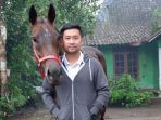 hendy-bersama-lady-aria-yang-tak-ikut-di-pacuan-kali-ini_20180419_214404.jpg