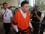 hengky-wijaya-meninggalkan-gedung-kpk-usai-diperiksa_20151103_093335.jpg