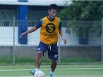 henhen-herdiana-buyback-persib.jpg