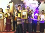 heni-tania-terima-best-inspiring-dan-creativity-women-award-winn_20190622_081402.jpg