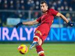 henrikh-mkhitaryan-saat-berseragam-as-roma-dan-sedang-berusaha-menendang-bola.jpg