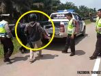 hentikan-pengendara-motor-ngebut-berboncengan-3-polantas-terkejut-ternyata-sedang-bawa-jenazah_20180723_202949.jpg