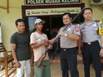 heriyanto-serahkan-senjata-kepada-polisi_20180501_120646.jpg
