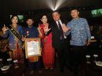 herman-deru-sabet-penghargaan-tertinggi-dari-perpustakaan-nasional-ri.jpg