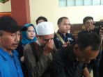 herman-menangis-tertunduk-saat-mengambil-jenazah-anaknya_20171029_213441.jpg