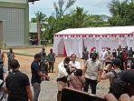 hermanus-konjol-dapat-jaket-dr-jokowi.jpg