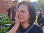 herti-sihombing-seorang-umat-katolik-menangis.jpg