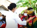 hetty-andika-perkasa-saat-menyaksikan-kesenian-tradisional-tari-sintren.jpg