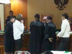 hilda-vitria-mewek-di-sidang.jpg