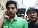 hisap-ganja-ammar-zoni-ditangkap-polisi_20170710_201201.jpg