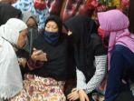 hj-darmawati-saksikan-prosesi-pemkaman-jaksa-fedrik-melalui.jpg