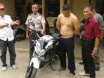 holis-pelaku-pencurian-motor_20151031_191745.jpg