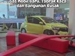 Honda Brio Seruduk Showroom Dealer Mobil Hingga Berantakan Gara-gara Kecerobohan Office Boy