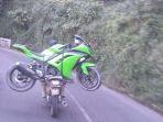 honda-gl-pro-gendong-kawasaki-ninja-250-fi-di-bromo-jatim.jpg